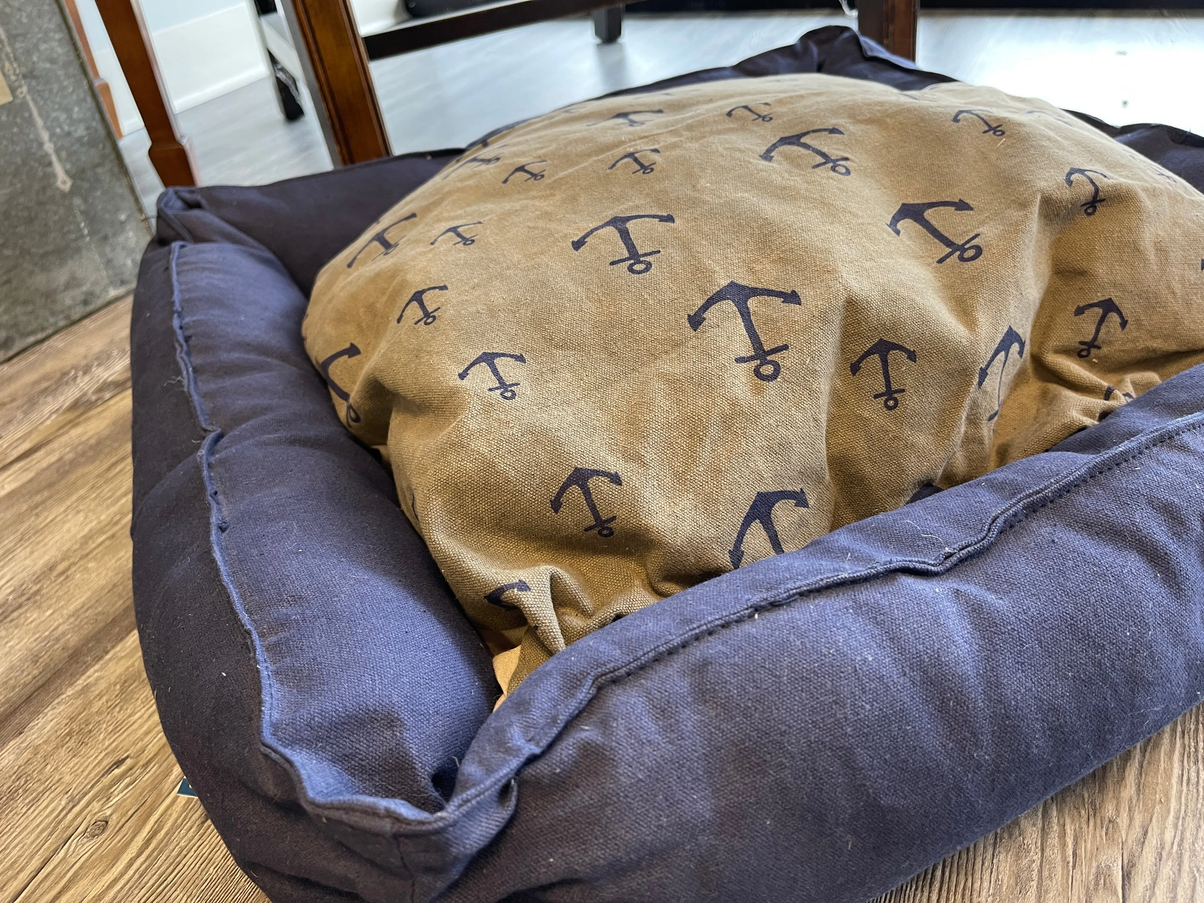 Anchor Motif on Pet Bed