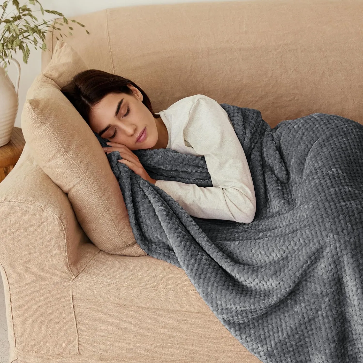 Exclusivo Mezcla Fleece Throw Blanket Extra Large, Super Soft and Warm Blankets for Couch, Sofa and Bed Waffle Textured, Cozy, Fuzzy and Lightweight (Dark Grey, 50x70 Inches)